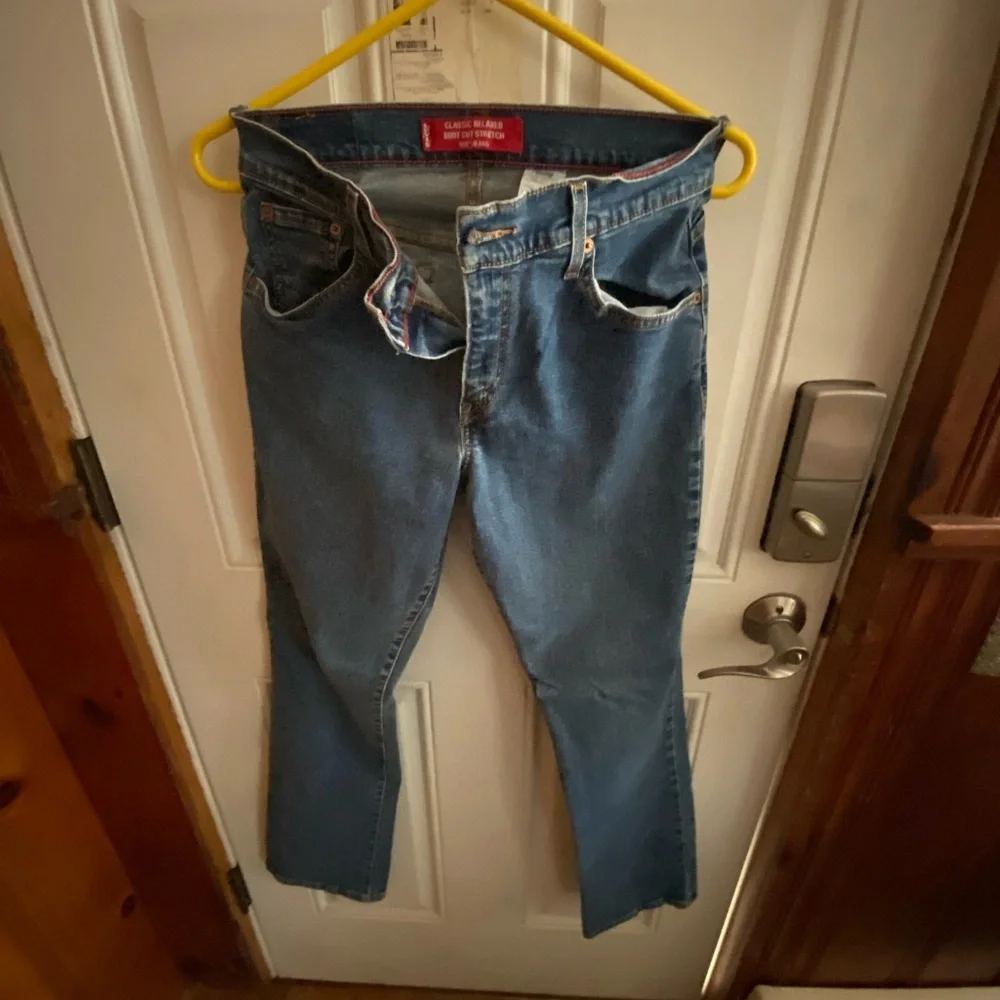 Size 6M Levi’s Classic Relaxed Boot Cut Stretch jeans. - Picture 1 of 4